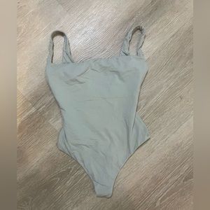 SKIMS talc xs fits everybody square neck body suit